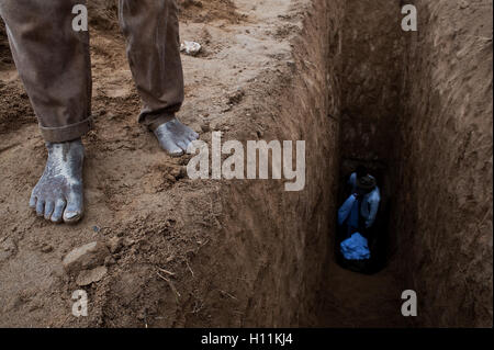 "Famadihana': tradizione funeraria conosciuta come la rotazione delle ossa ( Madagascar) Foto Stock