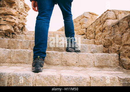 Escursionista o Explorer salendo su per le scale per sito archeologico - Spedizione e mondo da esplorare. Foto Stock