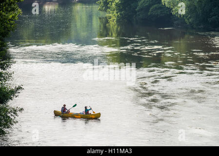 Kayaker sul fiume nei pressi di La Roque Saint-Christophe, Peyzac-le-Moustier, Dordogne, Francia. Foto Stock