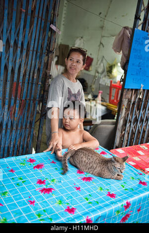 Madre e Figlio e cat, Bangkok, Thailandia Foto Stock