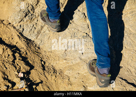 Close-up di traveler's piedi camminare in salita sulla montagna e dune di sabbia - viaggi, vacanze,ricreazione e adventure concept Foto Stock