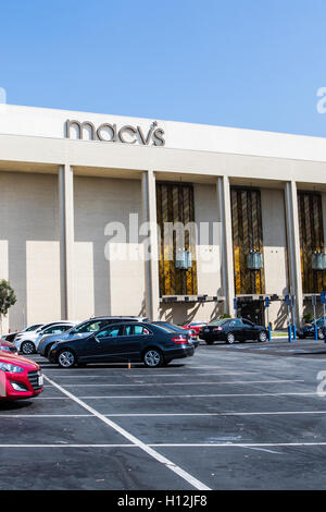 Esterno del grande magazzino Macy's e parcheggio al Cerritos Mall California Stati Uniti Foto Stock