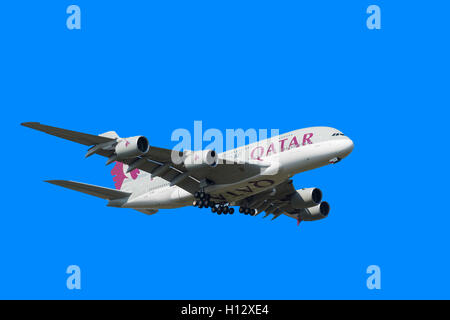 Qatar Airways Airbus A380 l'atterraggio all' Aeroporto di Heathrow, London Borough of Hillingdon, Greater London, England, Regno Unito Foto Stock