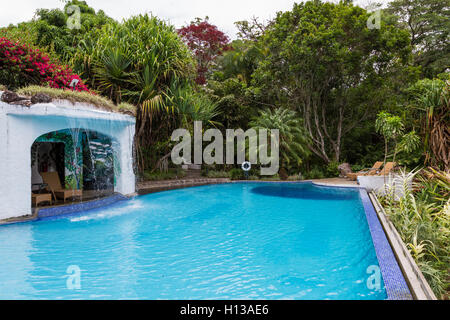 Heredia, Costa Rica - 01 Maggio : rilassante piscina con acqua di cadere in un ambiente tropicale. 01 maggio 2016 Heredia, Costa Rica. Foto Stock