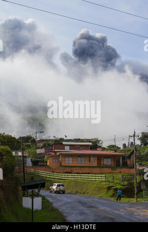 Turrialba, Costa Rica - 21 Maggio : eruzione di cenere dal vulcano Turrialba aggetto a poche miglia al di fuori del parco. Il 21 maggio 2016, Turri Foto Stock