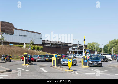 Parcheggio principale entrata presso il St Peter's Hospital, Guildford Road, Lyne, Surrey, England, Regno Unito Foto Stock