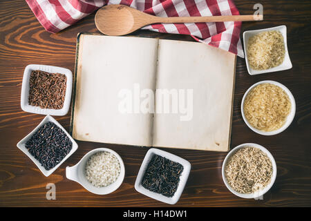 Ricettario di vuoto e di diverse varietà di riso. Vista dall'alto. Foto Stock