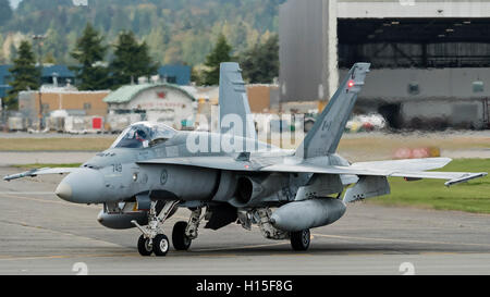 CF-18A Hornet fighter jet della Royal Canadian Air Force taxi lungo la pista di atterraggio all'Aeroporto Internazionale di Vancouver, Canada Foto Stock