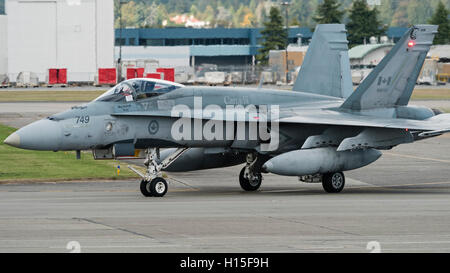 CF-18A Hornet fighter jet della Royal Canadian Air Force taxi lungo la pista di atterraggio all'Aeroporto Internazionale di Vancouver, Canada Foto Stock