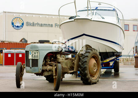 Skarhamn, Svezia - 9 Settembre 2016: ambientale documentario di vecchio e piccolo 1952 Ferguson Ted 20 tirando un nuovo, moderno e Foto Stock