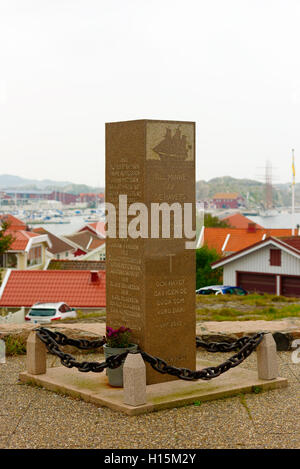 Skarhamn, Svezia - 9 Settembre 2016: ambientale documentario di lapide con l'iscrizione. Traduzione parziale: In memo Foto Stock