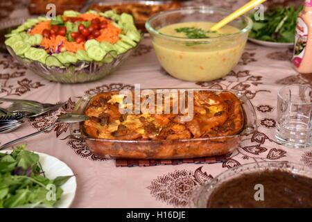 Cucina iraniana con lasagne e insalata mista Foto Stock