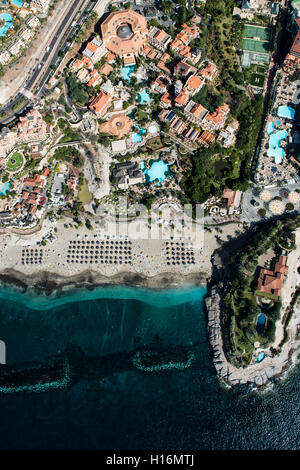 Spiaggia con ombrelloni e waterfront resort con Iberostar El Mirador Gran Hotel, Playa del Duque, Costa Atlantica, Costa Adeje Foto Stock