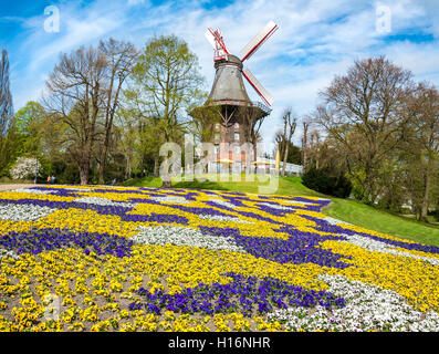 Mulino a vento con coloratissime aiuole, Am Wall Mulino a vento o Herdentorsmühle nei bastioni, la molla, il mulino sul muro, Brema Foto Stock