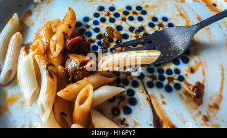 Avanzi di pasta con sugo di carne su una piastra Foto Stock