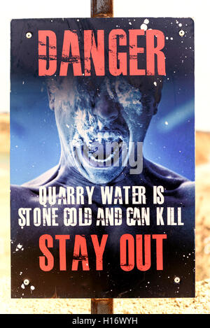 Acqua fredda uccide il segnale di avvertimento in corrispondenza di una cava locale che mostra un uomo annegamento in acqua fredda Foto Stock