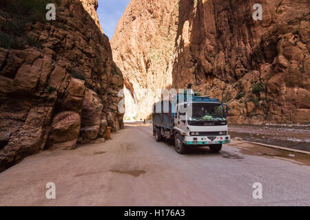Correre attraverso il canyon Dades in Marocco vecchio carrello polverosi Foto Stock