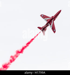 Le frecce rosse o Royal Air Force Aerobatic Team display nel Derbyshire per la Chatsworth Country Fair, Settembre 2016 Foto Stock