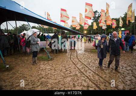 Brutto tempo con heavy rain crea un molto fangoso arena e sito a Womad, 2015. Foto Stock