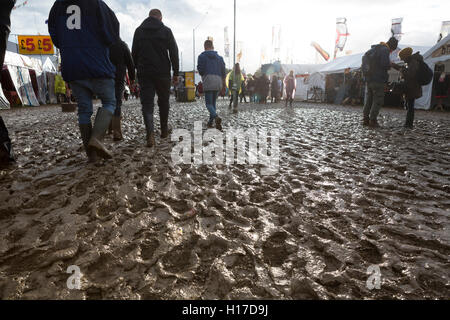 Brutto tempo con heavy rain crea un molto fangoso arena e sito a Womad, 2015. Foto Stock