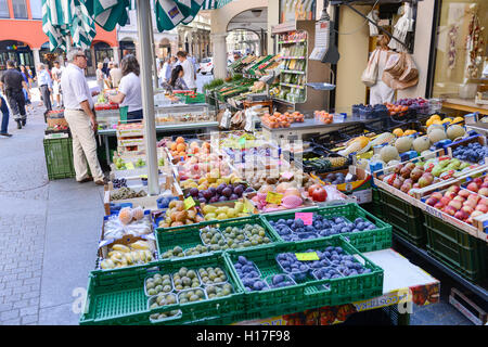 Lugano, Svizzera - 25 August 2016: people shopping a un nuovo mercato di frutta e verdura di Lugano per la parte italiana del sw Foto Stock