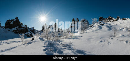 Sole che splende sulla neve boccole, campo di lava coperto di neve, Krafla sistema vulcanico, Dimmuborgir Parco Nazionale, Mývatn, Islanda Foto Stock