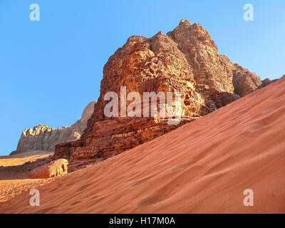 Red dune nel deserto di Wadi Rum, Giordania Foto Stock