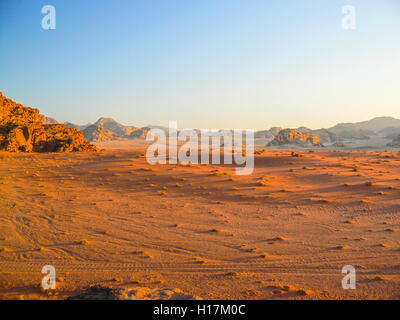 Tramonto nel deserto di Wadi Rum, Giordania Foto Stock
