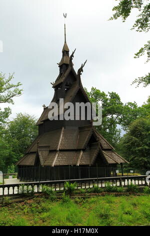 Chiesa Fantoft, una doga ricostruita chiesa in Fana zona, la città di Bergen, Norvegia Foto Stock