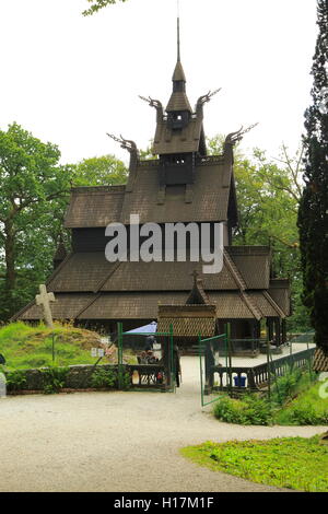 Chiesa Fantoft, una doga ricostruita chiesa in Fana zona, la città di Bergen, Norvegia Foto Stock