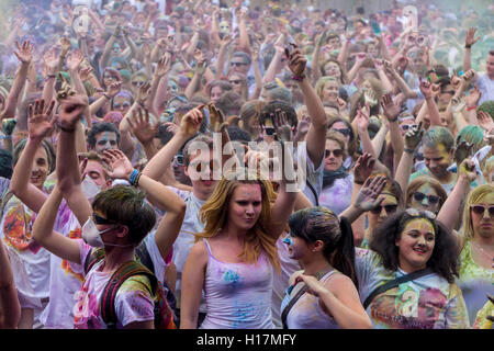 Migliaia di giovani donne e uomini stanno alzando le braccia al colorato Holi festival, Dresda, Sassonia, Germania Foto Stock