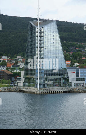 Architettura moderna sedici piani di Rica Seilet Hotel, Molde, Romsdal county, Norvegia costruito 2002 Foto Stock