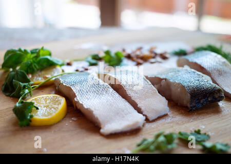 Materie zander i filetti di pesce con fette di limone e le erbe aromatiche. Foto Stock