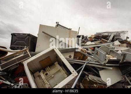 Rottami di metallo palo con elettrodomestici e elettrodomestici raccolti per il riciclaggio. Foto Stock