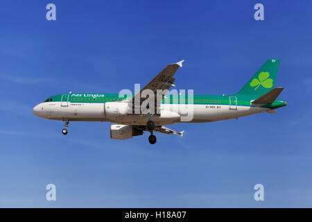 Aer Lingus Airbus A320-200 avvicinamento all Aeroporto El Prat di Barcellona, Spagna. Foto Stock