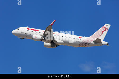 Tunisair Airbus A320-200 decollo dall'Aeroporto El Prat di Barcellona, Spagna. Foto Stock