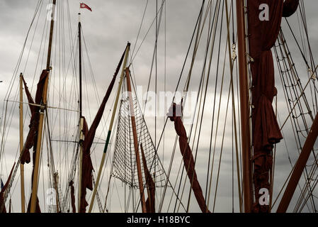 Molti yacht a montanti e armamento insieme contro un cielo coperto il cielo tempestoso Foto Stock