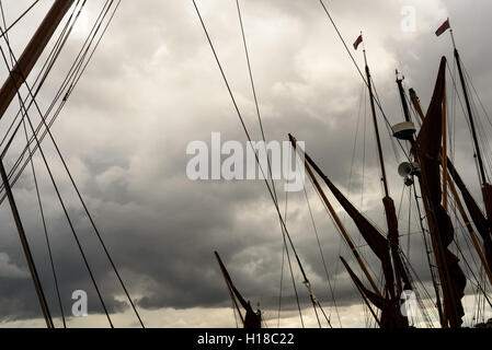 Yacht a montanti e armamento insieme contro una pioggia cielo pieno Foto Stock