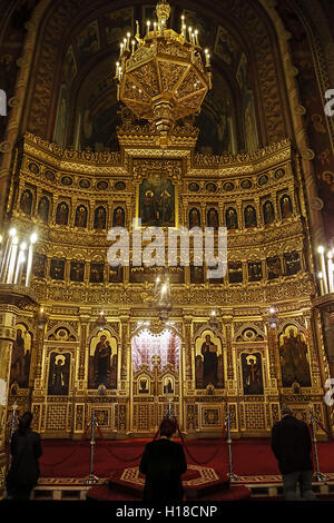 TIMISOARA, Romania - 17 Aprile 2016: persone che pregano dentro in Timisoara Cattedrale Ortodossa, la sede dell'Arcivescovo di Foto Stock