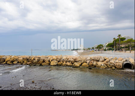 Spiaggia vuota a Villeneuve Loubet, una piccola città vicino a Nizza, Provenza Costa Azzurra, Francia Foto Stock