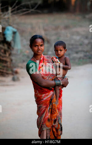 La madre e il bambino, tribù muria, erdku village, chattisgarh, India Foto Stock