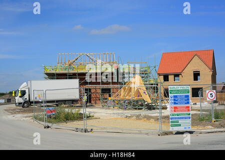 Camionista rendendo la consegna a casa sito in costruzione selby Yorkshire Regno Unito Foto Stock