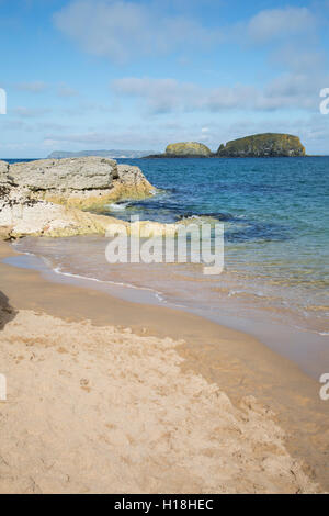 Ballintoy Harbour Beach; nella contea di Antrim, Irlanda del Nord Foto Stock