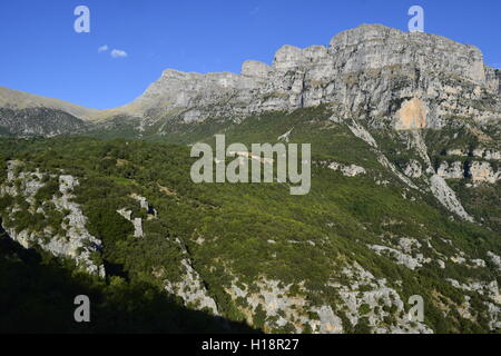 Astraka torri del monte Tymfi vicino alla gola di Vikos Foto Stock