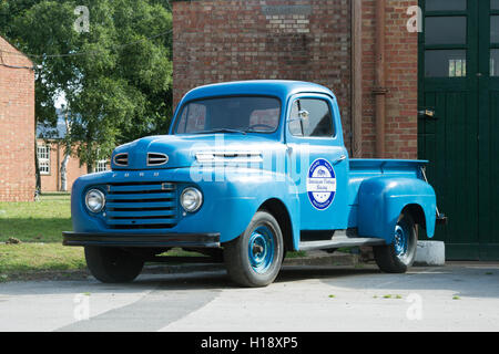 Blu Ford F1 pick up truck a Bicester Heritage Centre, Oxfordshire, Inghilterra Foto Stock