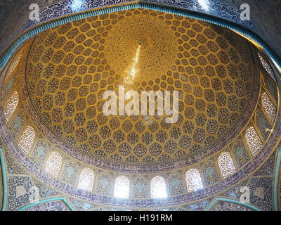 Lo Sceicco Lotfollah Mosque plafoniera di architettura in Isfahan, Iran Foto Stock