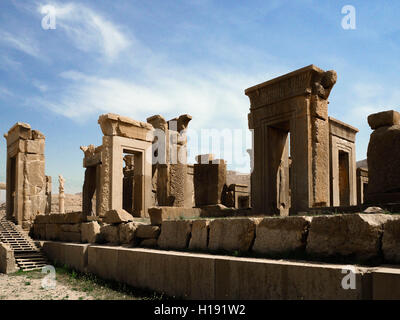 Tachara rovine di Persepoli in Iran con cielo blu e nuvole Foto Stock