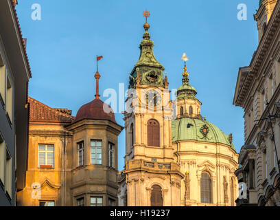 La mattina presto la luce del sole su la Chiesa di San Nicola, un barocco gioiello architettonico in Lesser Town, Prague 1, Repubblica Ceca. Foto Stock