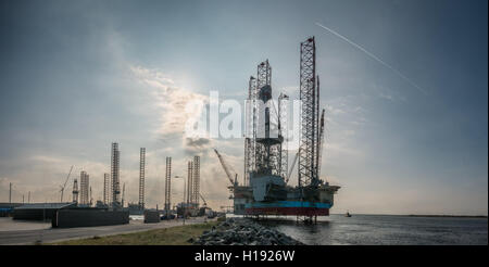 Impianti di trivellazione del petrolio nel porto di Esbjerg in Danimarca Foto Stock