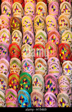 Marocchino tradizionale pantofole rivestite su Shop Display nel mercato di Marrakech, Marocco Foto Stock